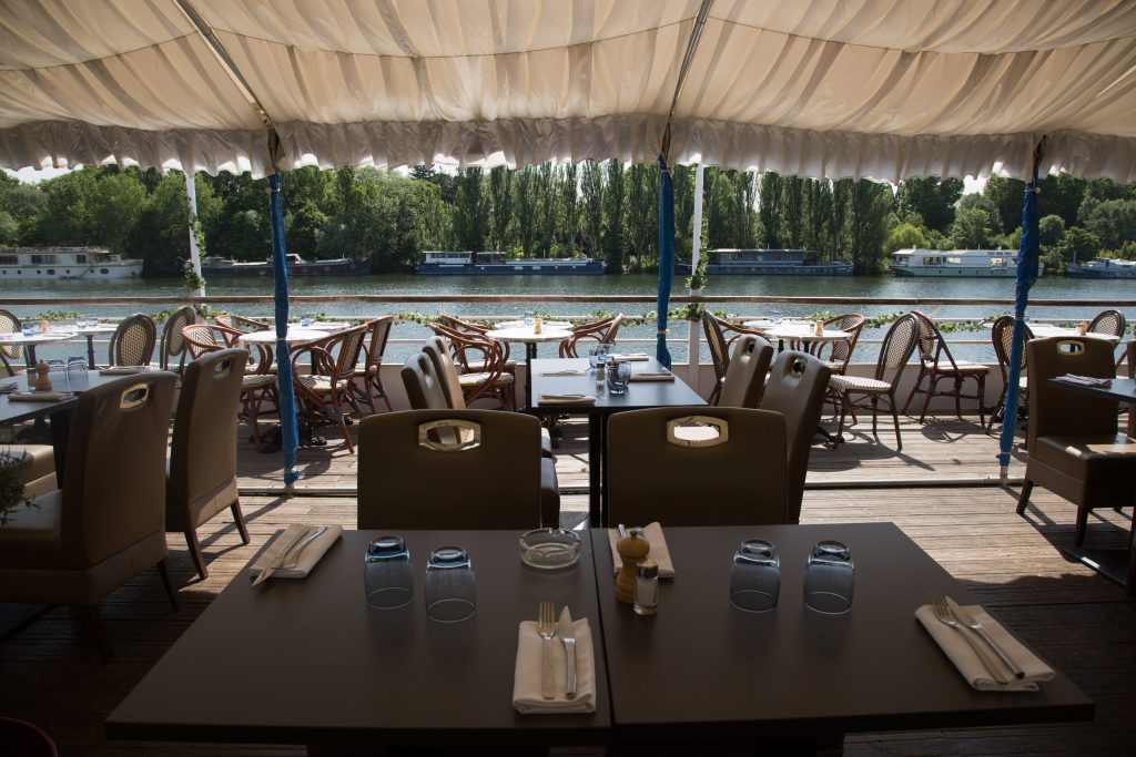 Tables et couverts à l'Aqua Restaurant