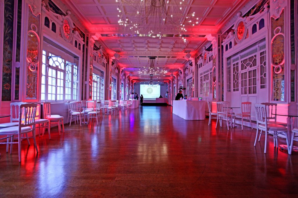 Salle du Salon des Miroirs avec éclairage rouge